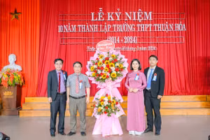 Lễ kỷ niệm 10 năm thành lập Trường THPT Thuận Hóa (Trường Đại học Sư phạm, Đại học Huế). (Ảnh: Hoài Nam)