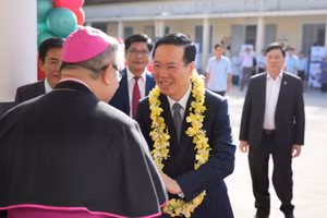 Chủ tịch nước Võ Văn Thưởng đến thăm, chúc mừng Giáng sinh tại Tòa Tổng Giám mục Tổng Giáo phận Huế. (Ảnh: Ngọc Hiếu)