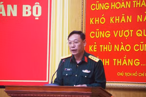 Thượng tá Phan Thắng - tân Chỉ huy trưởng Bộ Chỉ huy Quân sự tỉnh Thừa Thiên - Huế phát biểu nhận nhiệm vụ mới. (Ảnh: Mạnh Hùng).