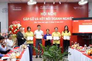 Các sinh viên Trường Đại học Phú Xuân (TP Huế) nhận học bổng khuyến khích học tập từ các doanh nghiệp. (Ảnh: Đại Dương)