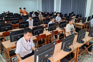 Gần 100 thí sinh dự thi Tin học Văn phòng tỉnh Thừa Thiên Huế. (Ảnh: Đại Dương)