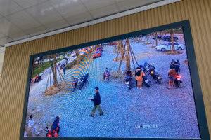 Hình ảnh người mặc áo dân phòng phường Đông Ba tự ý giữ xe và thu tiền giữ xe của khách. (Ảnh: Hoàng Hải).