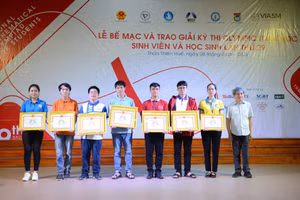 Trao giải tại Kỳ thi Olympic Toán học sinh viên và học sinh lần thứ 29. (Ảnh: Mai Lan).
