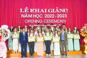 Lãnh đạo trường Đại học Sư phạm, Đại học Huế trao tặng giấy khen cho các tân sinh viên thủ khoa ngành, thủ khoa trường.