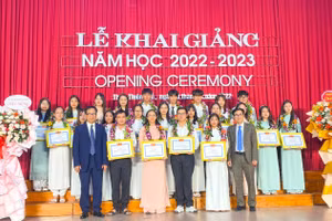 Lãnh đạo trường Đại học Sư phạm, Đại học Huế trao tặng giấy khen cho các tân sinh viên thủ khoa ngành, thủ khoa trường.
