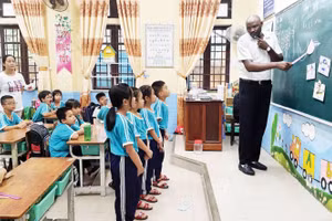 Một giờ dạy tiếng Anh giao tiếp có người nước ngoài dạy ở trường tiểu học TP Huế, tỉnh Thừa Thiên - Huế. (Ảnh: H.T)