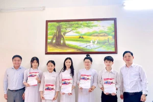 Trường Đại học Luật, Đại học Huế trao học bổng khuyến học đến các học sinh nghèo vượt khó ở nhiều Trường THPT các tỉnh thành. (Ảnh: X.H)