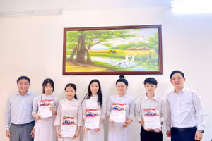 Trường Đại học Luật, Đại học Huế trao học bổng khuyến học đến các học sinh nghèo vượt khó ở nhiều Trường THPT các tỉnh thành. (Ảnh: X.H)