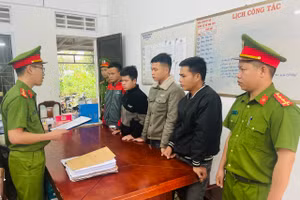 Khởi tố 4 người tại Thừa Thiên Huế vào rừng chặt cây đem bán lấy tiền tiêu