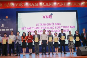 Trao quyết định kết nạp thành viên mạng lưới trung tâm đổi mới sáng tạo và khởi nghiệp. (Ảnh: Hoàng Hải).