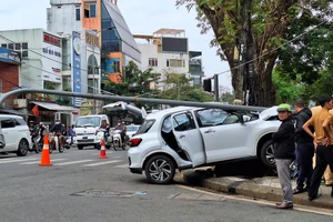 Hiện trường vụ tai nạn liên hoàn do xe ô tô "điên" gây ra. (Ảnh: Đại Dương)