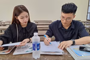 Sinh viên Trường Cao đẳng Công nghiệp Huế ghi phiếu ứng tuyển việc làm tại Ngày hội việc làm chiều 16/12. (Ảnh: Đại Dương)