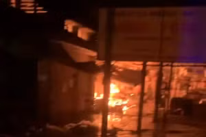 Cháy chợ Khe Tre lúc rạng sáng 3/12. (Ảnh: CACC)