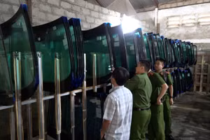 Công an Thừa Thiên - Huế kiểm tra tại kho chứa kính xe ô tô giả. (Ảnh: CACC)