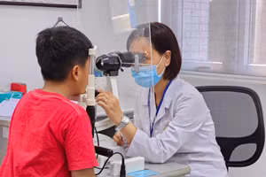 Bệnh viện Mắt Huế khám cho bệnh nhân đau mắt đỏ. (Ảnh: H.D)