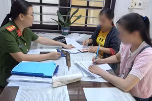 Chị Nguyễn Thị N (áo hồng) trình báo tại Công an TP Huế về việc bị kẻ gian giả danh công an lừa đảo gần 220 triệu đồng (Ảnh: Công Quang).