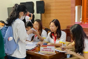 Thí sinh làm thủ tục xét tuyển nhập học tại Trường Đại học Luật, Đại học Huế. (Ảnh: HUL)