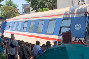 2 toa tàu số 5, 6 thuộc tàu hỏa SE 1 bị trật đường ray tại TP Huế (Ảnh: Ngọc Minh).