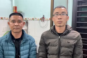 Lê Tuấn Anh (trái) và Lý Đức Lâm (phải) là các đối tượng có tiền án đến từ Hà Nội, tạm trú tại Thừa Thiên - Huế bị bắt vì cho vay nặng lãi với lãi suất hơn 400%.