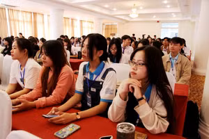 Nhiều bạn trẻ tham gia hội thảo quốc tế “Thúc đẩy sự tham gia của học sinh, sinh viên trong phát triển đô thị bền vững và thành phố thông minh”. (Ảnh: Đại Dương)
