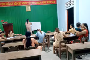 Một lớp xóa mù chữ ở tỉnh Thừa Thiên - Huế hăng say học tập ngày cuối năm. (Ảnh: N.P)