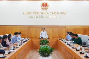 Ông Nguyễn Văn Phương - Chủ tịch UBND tỉnh Thừa Thiên - Huế (đứng) phát biểu tại cuộc họp ứng phó với mưa lũ đã yêu cầu cho học sinh vũng trũng nghỉ học từ chiều 14/10; học sinh toàn tỉnh nghỉ học trong ngày 15/10.