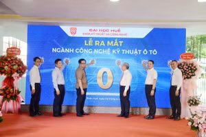 Các đại biểu bấm nút chính thức ra mắt ngành Công nghệ kỹ thuật ô tô tại Khoa Kỹ thuật và Công nghệ - Đại học Huế. 