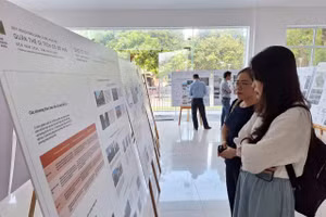 Người dân đến xem Trưng bày hồ sơ quy hoạch Quần thể di tích Cố đô Huế đến năm 2030 tại số 15 Lê Lợi, TP Huế. (Ảnh: Đại Dương)