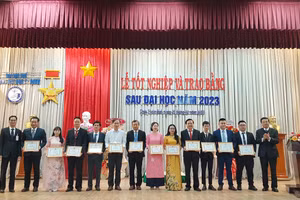 GS. Nguyễn Vũ Quốc Huy - Hiệu trưởng Trường ĐH Y - Dược, ĐH Huế (ngoài cùng bên phải) trao giấy khen cho các cá nhân học viên có thành tích học tập tốt trong khóa học. (Ảnh: Đại Dương).