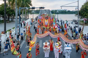 Học sinh Thừa Thiên - Huế cùng các đoàn Sư Lân Rồng quảng diễn gần 1 tuần lễ mùa Trung thu 2022 trên đường phố.