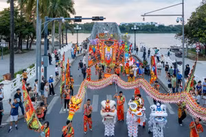 Học sinh Thừa Thiên - Huế cùng các đoàn Sư Lân Rồng quảng diễn gần 1 tuần lễ mùa Trung thu 2022 trên đường phố.