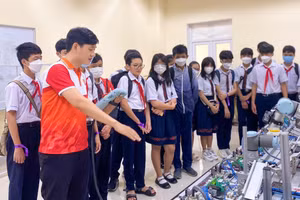 Học sinh THCS TP Huế được trải nghiệm lắp ghép và điều khiển robot