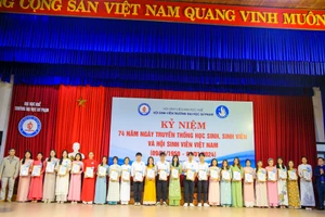 Trao giấy chứng nhận đạt danh hiệu sinh viên 5 tốt cho các cá nhân của Hội sinh viên Trường ĐH Sư phạm.