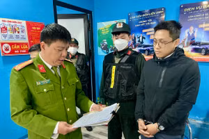 Công an tỉnh Thừa Thiên Huế đọc lệnh bắt Hoàng Nhật Nam, người cầm đầu đường dây cho vay nặng lãi lên đến 35 tỷ đồng. (Ảnh: CACC)