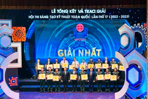 VIFOTEC trao các giải Nhất của Hội thi sáng tạo kỹ thuật toàn quốc lần thứ 17. Trường ĐH Y - Dược, ĐH Huế vinh dự nhận giải Nhất lĩnh vực Y - Dược. (Ảnh: ĐHH)