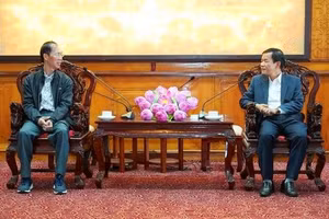 Ông Nguyễn Văn Phương, Chủ tịch UBND tỉnh Thừa Thiên – Huế (phải) gặp mặt và trò chuyện với TS Lê Bá Khánh Trình (trái) - người được mệnh danh là “cậu bé vàng của toán học Việt Nam” những năm đầu thập kỷ 1980. (Ảnh: L.T)