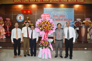 Lãnh đạo Trường Đại học Sư phạm, Đại học Huế tặng hoa chúc mừng Đại hội Hội Cựu giáo chức nhiệm kỳ 2024-2029. (Ảnh: L.M)