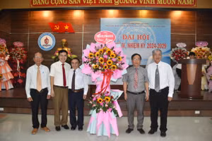 Lãnh đạo Trường Đại học Sư phạm, Đại học Huế tặng hoa chúc mừng Đại hội Hội Cựu giáo chức nhiệm kỳ 2024-2029. (Ảnh: L.M)