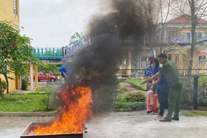 Phòng Cảnh sát PCCC và CNCH Công an tỉnh Thừa Thiên - Huế tuyên truyền và hướng dẫn các HS Trường THCS Phú Bài, thị xã Hương Thủy thực hành sử dụng bình chữa cháy xách tay dập tắt đám cháy một cách an toàn nhanh chóng (Ảnh: UBND phường Phú Bài).