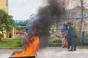 Phòng Cảnh sát PCCC và CNCH Công an tỉnh Thừa Thiên - Huế tuyên truyền và hướng dẫn các HS Trường THCS Phú Bài, thị xã Hương Thủy thực hành sử dụng bình chữa cháy xách tay dập tắt đám cháy một cách an toàn nhanh chóng (Ảnh: UBND phường Phú Bài).