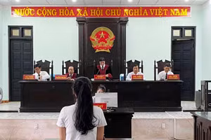 Bị cáo Lê Thị Ngọc Hiền ở phiên sơ thẩm xét xử về tội “Vận chuyển trái phép chất ma túy” và “Mua bán trái phép chất ma túy” (Ảnh: N.M).