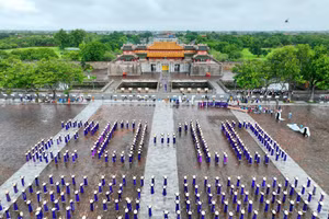 Phụ nữ Huế xếp hình độc đáo trước Ngọ Môn mừng ngày Phụ nữ Việt Nam 20/10 (Ảnh: Team Visit Huế). 