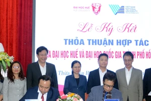 Lễ ký kết thỏa thuận hợp tác giữa ĐH Huế và ĐH Quốc gia TP Hồ Chí Minh chiều 4/12, tại TP Huế. (Ảnh: Đại Dương).