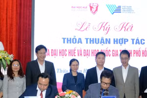 Lễ ký kết thỏa thuận hợp tác giữa ĐH Huế và ĐH Quốc gia TP Hồ Chí Minh chiều 4/12, tại TP Huế. (Ảnh: Đại Dương).
