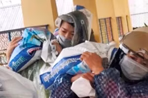 Các thầy cô giáo tại huyện Phú Lộc, tỉnh Thừa Thiên - Huế vác bao cát đi chằng chống trường lớp trước bão Noru sắp đổ bộ.