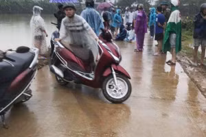 Tìm kiếm người mất tích do lũ gây ra tại huyện Phú Lộc, tỉnh Thừa Thiên - Huế ngày 3/12.