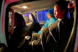 Sản phụ vượt lũ đi sinh con được các CSGT giúp đỡ, dùng xe chuyên dụng vượt lũ đến Trung tâm Y tế sinh hạ thành công cháu bé.