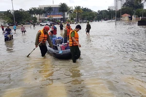 Lực lượng công an và quân đội giúp người dân di chuyển trên đường phố trung tâm TP Huế.