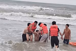 Các cán bộ chiến sĩ Công an tỉnh Thừa Thiên - Huế lao cứu các du khách bị đuối nước tại biển Lăng Cô (Ảnh: Công an tỉnh Thừa Thiên - Huế cung cấp).