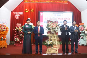 Hai Phó Giám đốc TS. Đỗ Thị Xuân Dung và TS. Bùi Văn Lợi (theo thứ tự từ trái qua) nhận hoa chúc mừng từ PGS.TS. Huỳnh Văn Chương - Chủ tịch Hội đồng Đại học Huế và PGS.TS. Lê Anh Phương - Giám đốc Đại học Huế trao tặng.